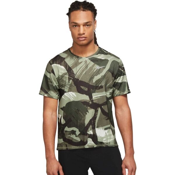 Nike NK DF MILER TOP SS CAMO Pánské běžecké tričko